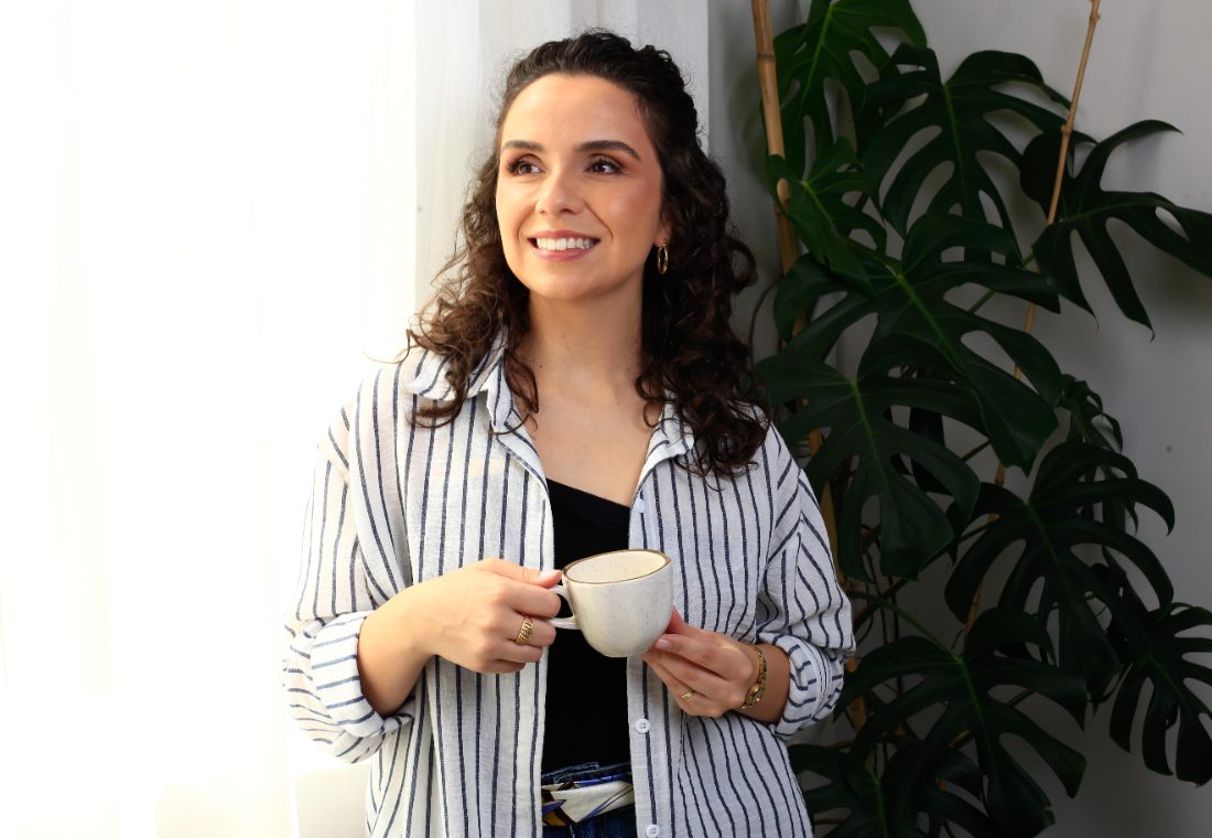Francieli Teixeira, psicóloga, em um momento de pausa com um café